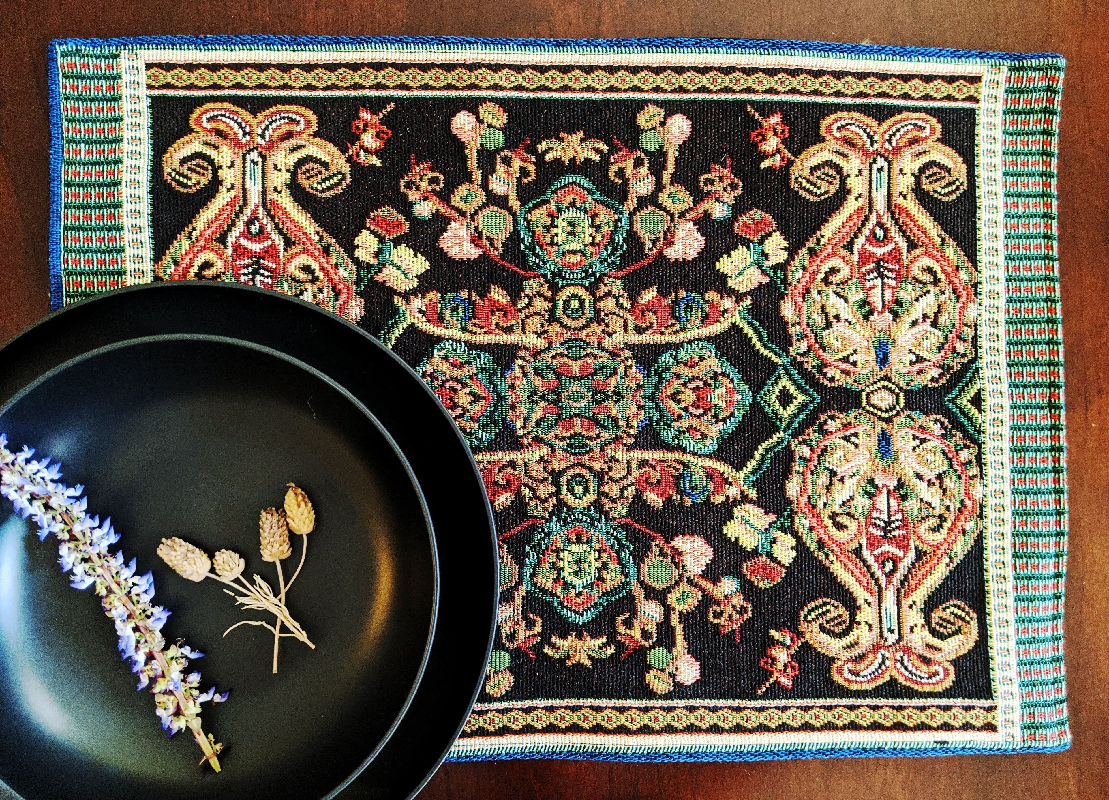 Tache Elegant Black Ornate Paisley Woven Tapestry Placemat Set (18192)