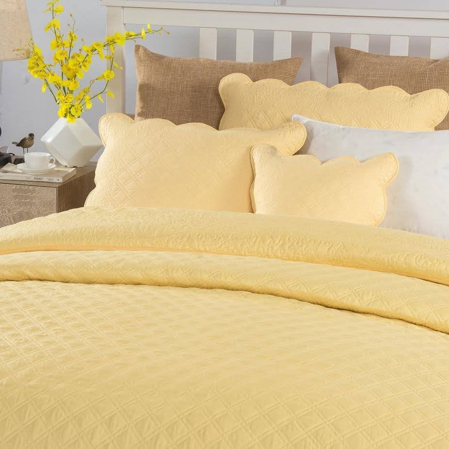 Taterbush Buttercup Puffs Yellow Diamond Matelasse Scalloped Quilt Set (YELLEMDES)