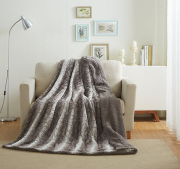 Tache Silver Snow Giraffe Faux Fur Throw Blanket (DY16)